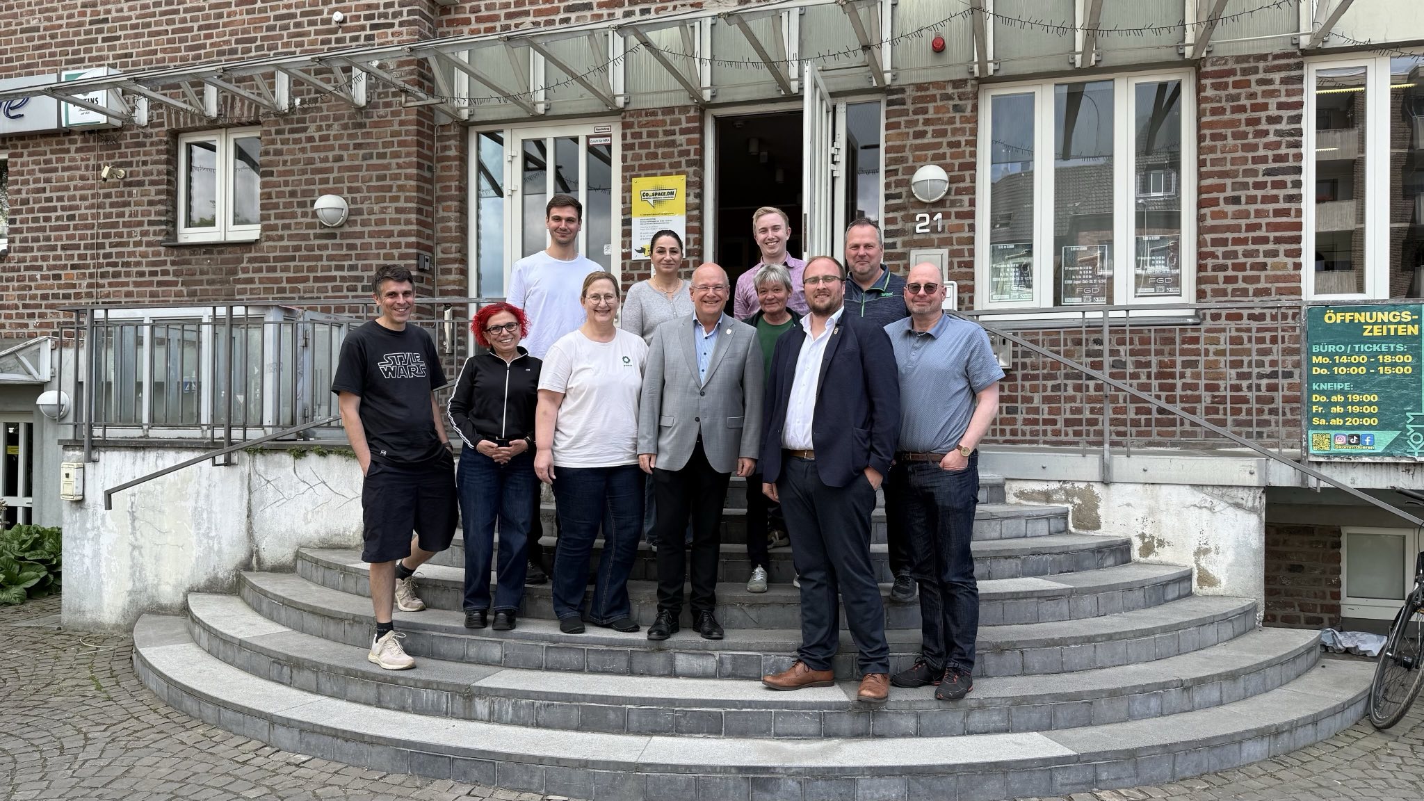 Der Bürgermeister mit grünen Kandidierenden auf der Treppe des KOMM