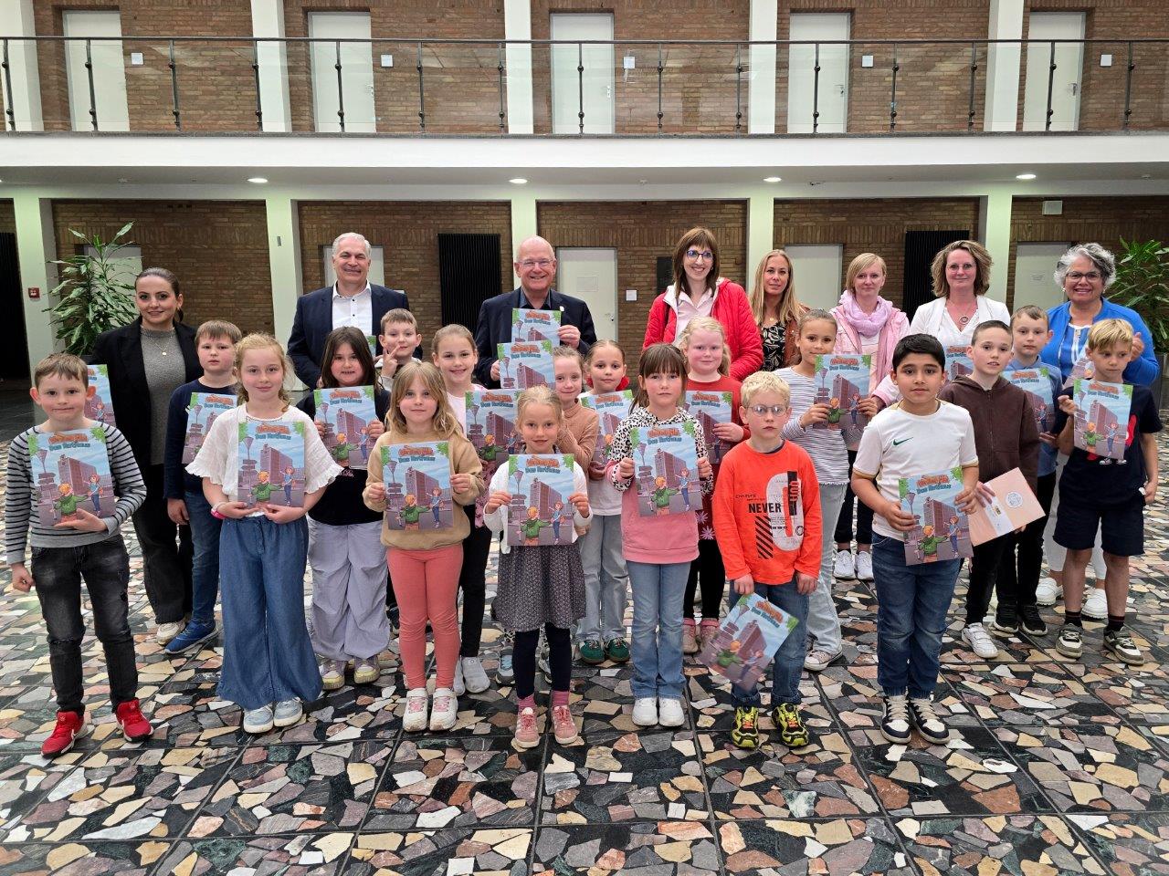 Kinder stehen mit dem Bürgermeister im Rathaus
